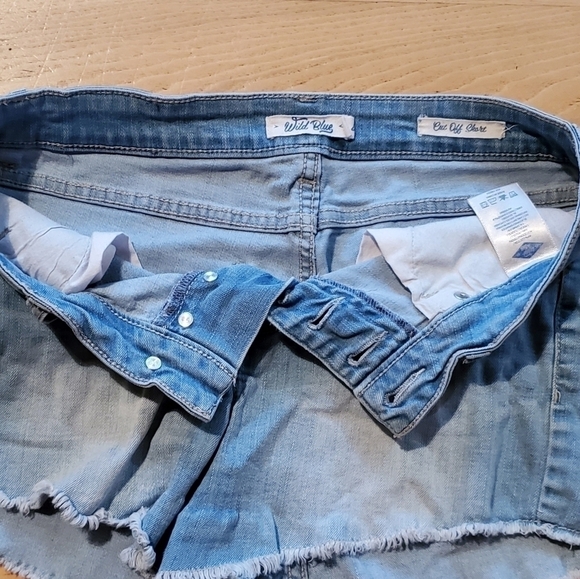 𝅺WILD Blue High Rise Raw Frayed Hem 4 Front Buttons Denim Shorts Size 7 - Picture 7 of 12